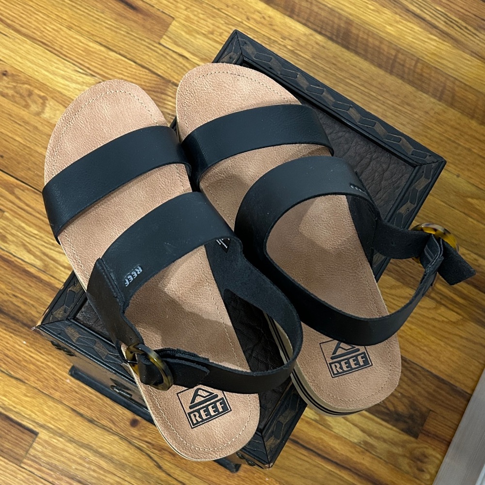 Reef Tan and Black Strappy Sandals